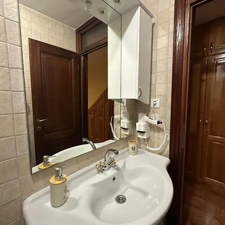Paola Guest house *
